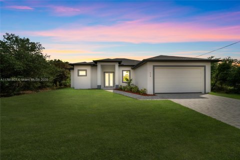 House in Lehigh Acres, Florida 3 bedrooms, 162.39 sq.m. № 1664933 - photo 11