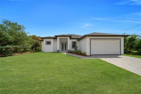 House in Lehigh Acres, Florida 3 bedrooms, 162.39 sq.m. № 1664933 - photo 1