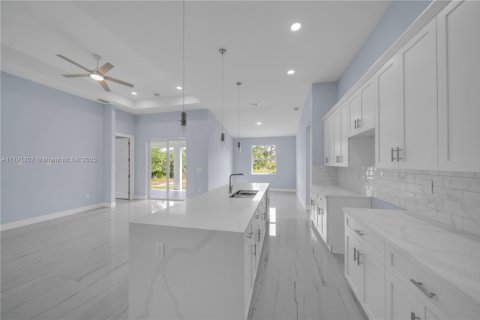 House in Lehigh Acres, Florida 3 bedrooms, 162.39 sq.m. № 1664933 - photo 13