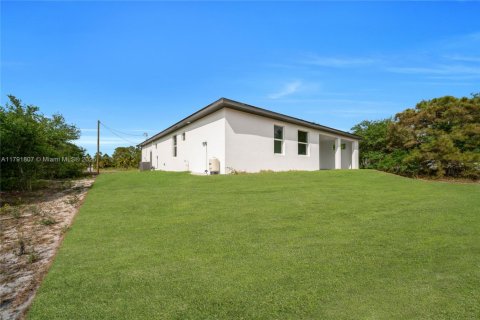House in Lehigh Acres, Florida 3 bedrooms, 162.39 sq.m. № 1664933 - photo 8