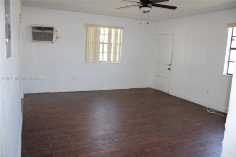 House in Miami, Florida 4 bedrooms, 138.15 sq.m. № 1927515 - photo 11