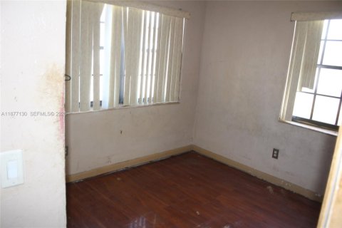 House in Miami, Florida 4 bedrooms, 138.15 sq.m. № 1927515 - photo 10