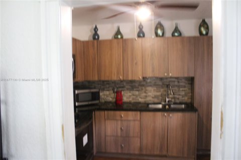 Villa ou maison à vendre à Miami, Floride: 4 chambres, 138.15 m2 № 1927515 - photo 3