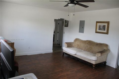 Villa ou maison à vendre à Miami, Floride: 4 chambres, 138.15 m2 № 1927515 - photo 2