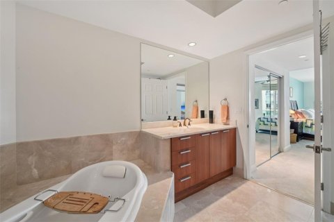 Condo in Daytona Beach, Florida, 2 bedrooms № 2143521 - photo 15