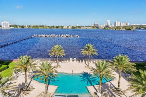 Condo in Daytona Beach, Florida, 2 bedrooms № 2143521 - photo 2