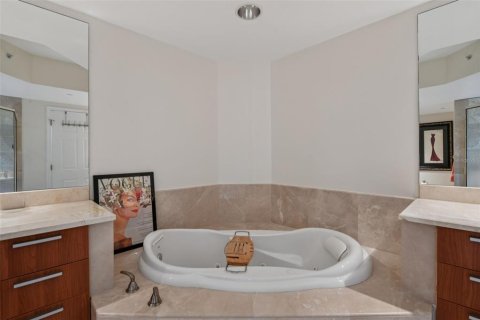 Condo in Daytona Beach, Florida, 2 bedrooms № 2143521 - photo 14