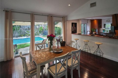 Casa en venta en Miami Beach, Florida, 4 dormitorios, 203.46 m2 № 1956429 - foto 5