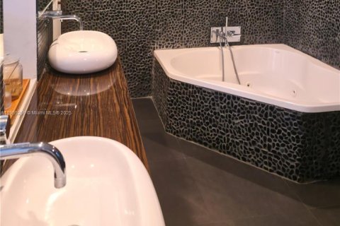 Casa en venta en Miami Beach, Florida, 4 dormitorios, 203.46 m2 № 1956429 - foto 17