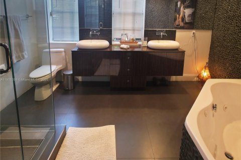 Casa en venta en Miami Beach, Florida, 4 dormitorios, 203.46 m2 № 1956429 - foto 16