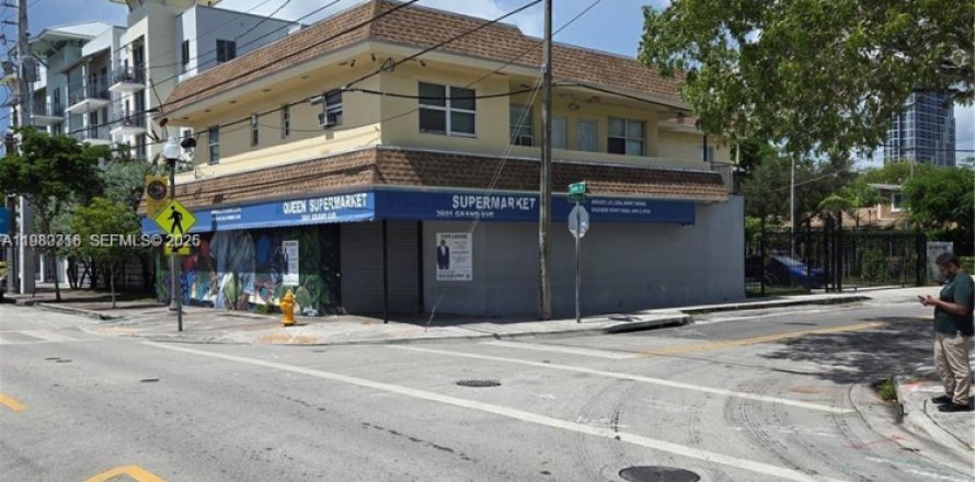Commercial property in Miami, Florida № 2158609