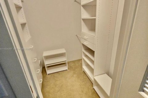 Снять в аренду кондоминиум в Майами-Бич, Флорида 1 спальня, 127.37м2, № 1982602 - фото 2