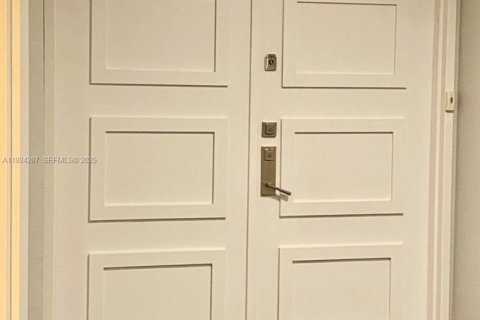Снять в аренду кондоминиум в Майами-Бич, Флорида 1 спальня, 127.37м2, № 1982602 - фото 21