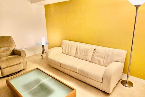 Снять в аренду кондоминиум в Майами-Бич, Флорида 1 спальня, 127.37м2, № 1982602 - фото 3