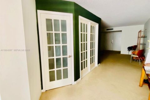 Снять в аренду кондоминиум в Майами-Бич, Флорида 1 спальня, 127.37м2, № 1982602 - фото 12