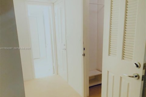 Снять в аренду кондоминиум в Майами-Бич, Флорида 1 спальня, 127.37м2, № 1982602 - фото 25