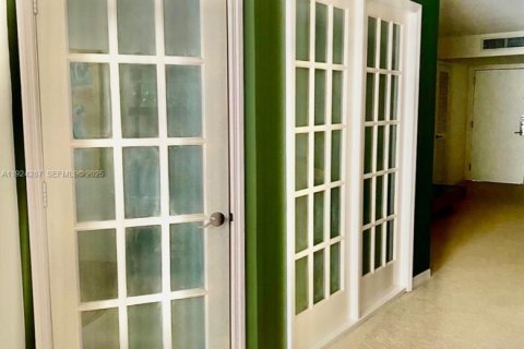 Снять в аренду кондоминиум в Майами-Бич, Флорида 1 спальня, 127.37м2, № 1982602 - фото 15