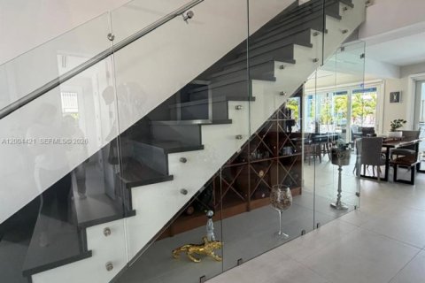 Casa en venta en Islamorada, Village of Islands, Florida, 5 dormitorios, 330.64 m2 № 2071094 - foto 11