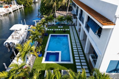 Casa en venta en Islamorada, Village of Islands, Florida, 5 dormitorios, 330.64 m2 № 2071094 - foto 2