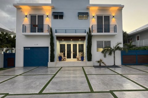 Casa en Islamorada, Village of Islands, Florida 5 dormitorios, 330.64 m2 № 2071094