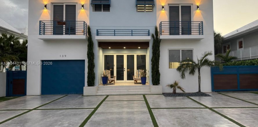 Casa en Islamorada, Village of Islands, Florida 5 dormitorios, 330.64 m2 № 2071094