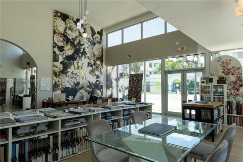 Commercial property in Miami, Florida № 1937905 - photo 12