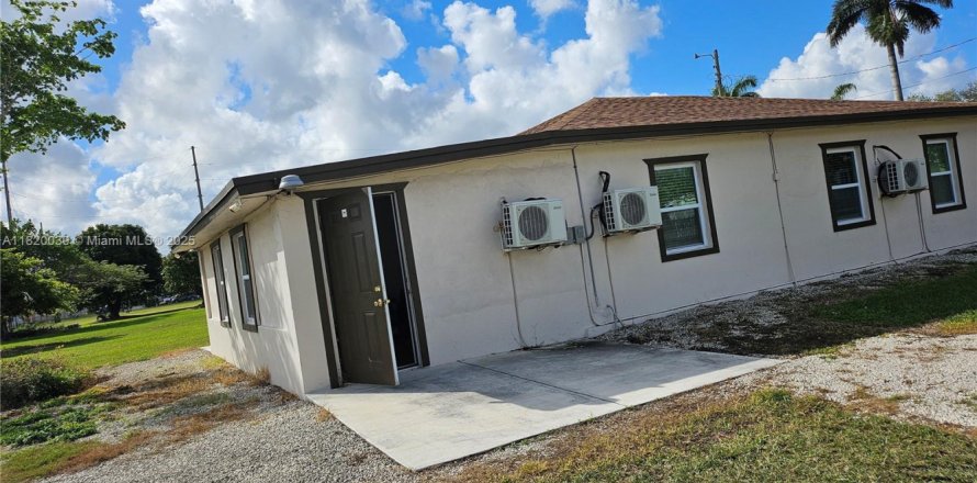 Commercial property in Homestead, Florida № 1781634