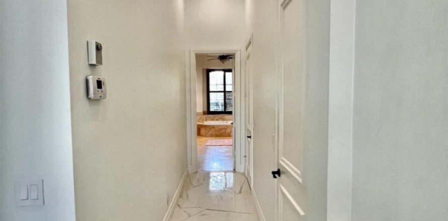 Дом в Веллингтон, Флорида 4 спальни, 341.88м2 № 1074595