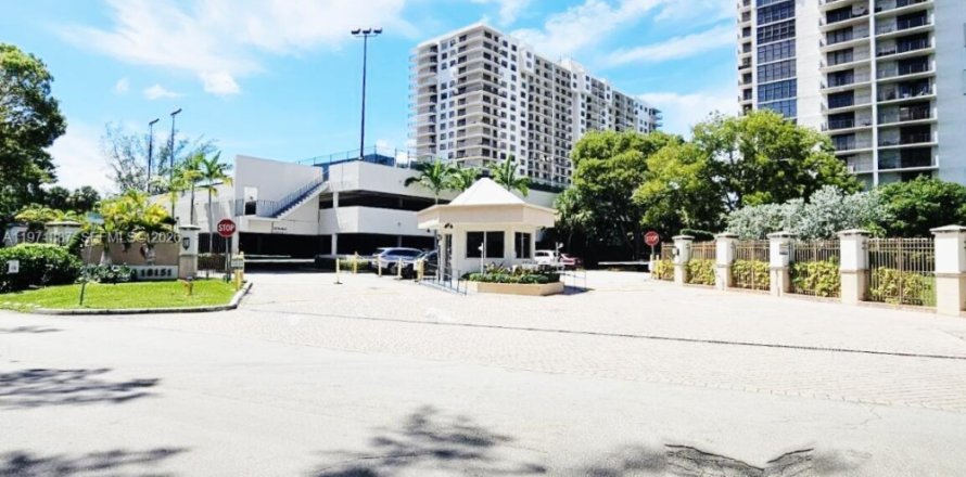 Кондоминиум с 4 комнатами в Авентура, Флорида № 2032151