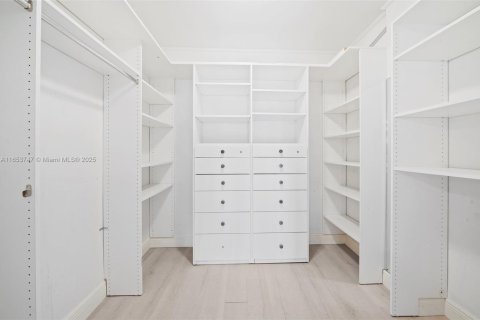 Condo in Bay Harbor Islands, Florida, 2 bedrooms № 1936410 - photo 26