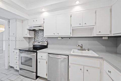 Condo in Bay Harbor Islands, Florida, 2 bedrooms № 1936410 - photo 20