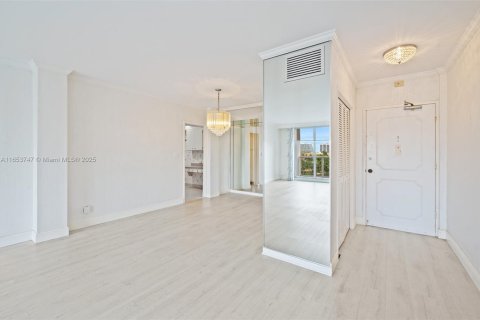 Condo in Bay Harbor Islands, Florida, 2 bedrooms № 1936410 - photo 13