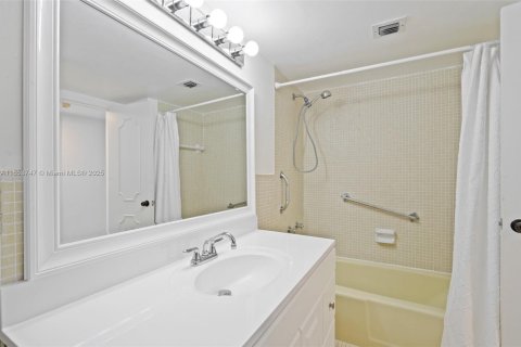 Condo in Bay Harbor Islands, Florida, 2 bedrooms № 1936410 - photo 29