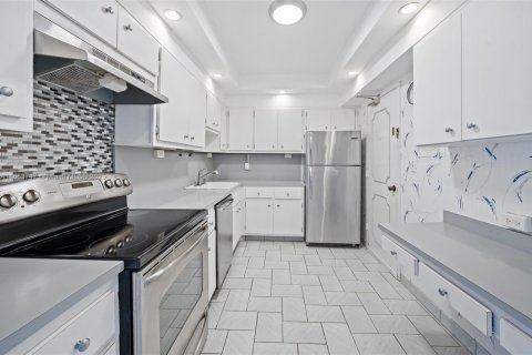 Condo in Bay Harbor Islands, Florida, 2 bedrooms № 1936410 - photo 17