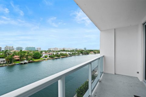 Condo in Bay Harbor Islands, Florida, 2 bedrooms № 1936410 - photo 1