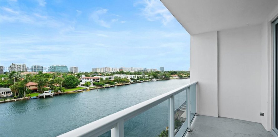 Condo in Bay Harbor Islands, Florida, 2 bedrooms № 1936410