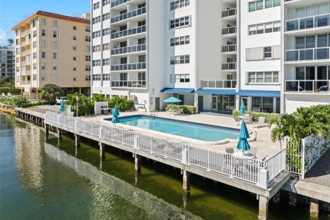 Condo in Bay Harbor Islands, Florida, 2 bedrooms № 1936410 - photo 2