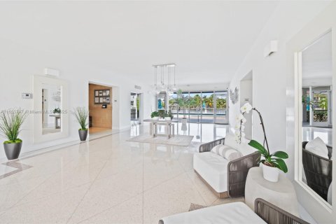 Condo in Bay Harbor Islands, Florida, 2 bedrooms № 1936410 - photo 11