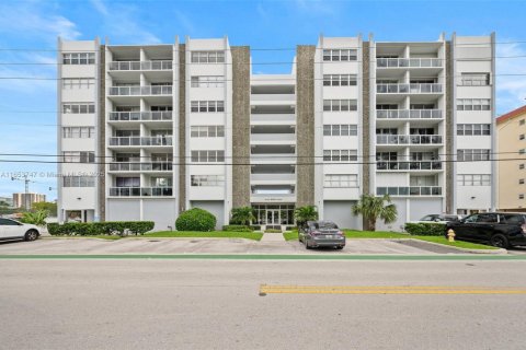 Condo in Bay Harbor Islands, Florida, 2 bedrooms № 1936410 - photo 9