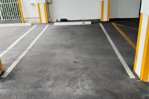 Condo in Bay Harbor Islands, Florida, 2 bedrooms № 1936410 - photo 30