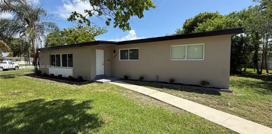 Villa ou maison à Cutler Bay, Floride 4 chambres, 170.38 m2 № 1937329