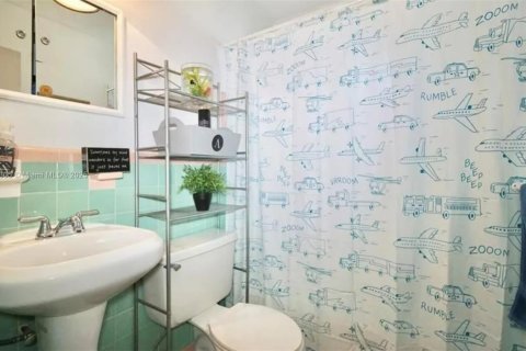 House in Hollywood, Florida 2 bedrooms, 81.01 sq.m. № 1957397 - photo 9