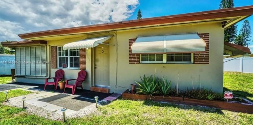 House in Hollywood, Florida 2 bedrooms, 81.01 sq.m. № 1957397