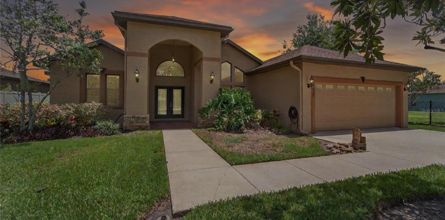 House in Land O' Lakes, Florida 4 bedrooms, 206.99 sq.m. № 1855526
