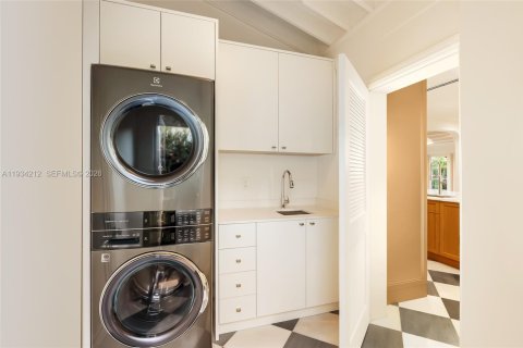 Купить виллу или дом в Корал-Гейблс, Флорида 4 спальни, 229.38м2, № 1997915 - фото 19