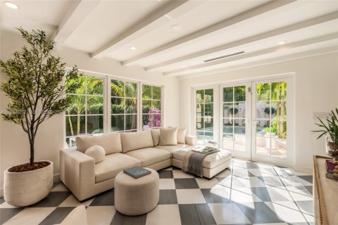 Купить виллу или дом в Корал-Гейблс, Флорида 4 спальни, 229.38м2, № 1997915 - фото 6