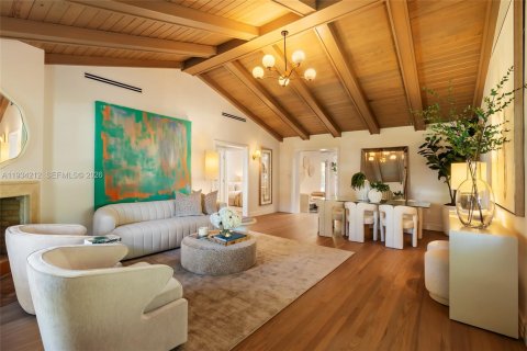 Купить виллу или дом в Корал-Гейблс, Флорида 4 спальни, 229.38м2, № 1997915 - фото 2