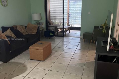 Condo in Miami, Florida, 2 bedrooms  № 2011034 - photo 3