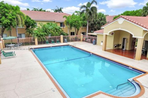 Condo in Pembroke Pines, Florida, 3 bedrooms  № 1418440 - photo 1