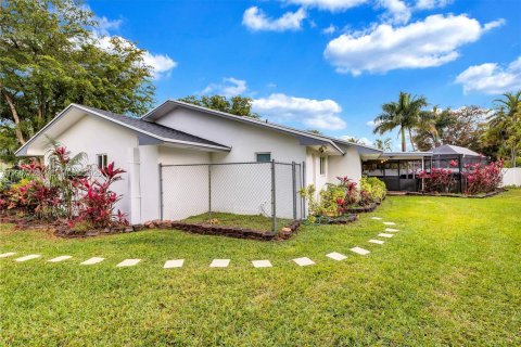Commercial property in Hollywood, Florida № 2029284 - photo 17
